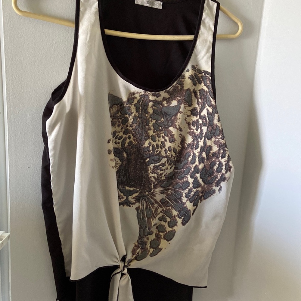 Sleeveless top with a leopard 's face on it and tied front